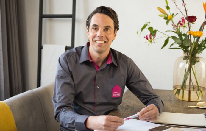 In de winkel van Leen bakker werken